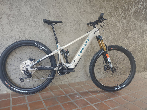 2025 Pivot Shuttle AM Ride SLX/ XT, Alloy Wheels, Factory Fork Upgrade