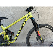 2022 Pivot Switchblade 29 RIDE SLX/XT DEMO bike, electric lime, cable routing view.