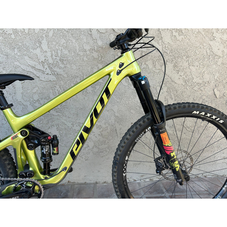 2022 Pivot Switchblade 29 RIDE SLX/XT DEMO bike, electric lime, cable routing view.