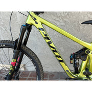 2022 Pivot Switchblade 29 RIDE SLX/XT DEMO bike, electric lime, fork view.