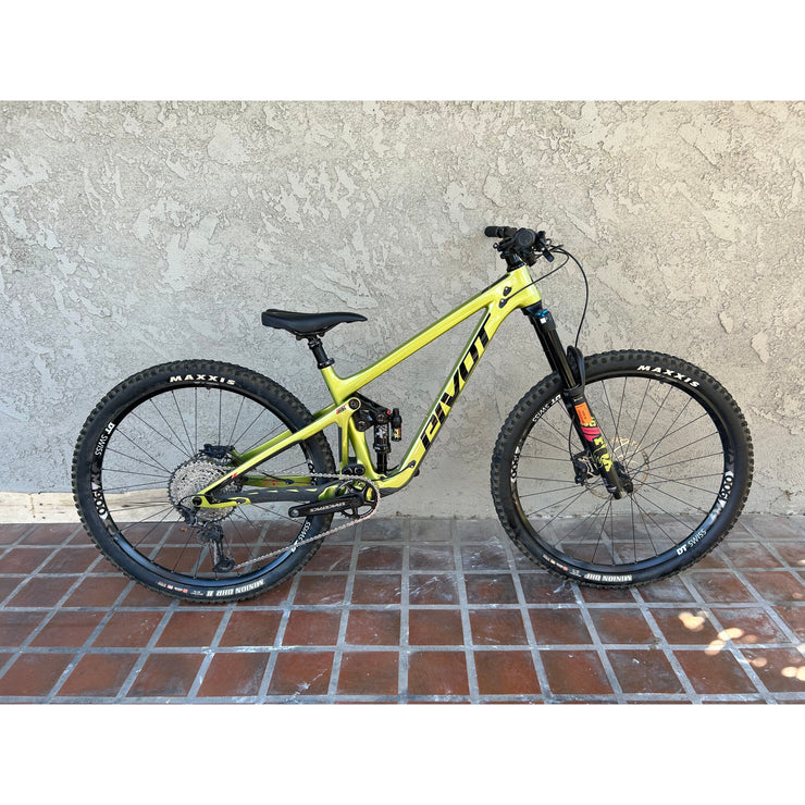 2022 Pivot Switchblade 29 RIDE SLX/XT DEMO bike, electric lime, full view.