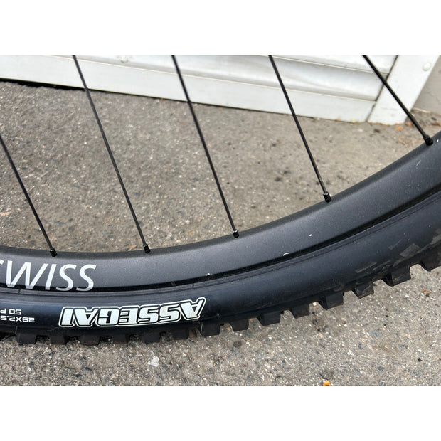 2024 Pivot Shuttle AM Pro X0 Eagle w/ Alloy Wheels - DEMO, Front Wheel Blemishes Drive-Side (2)