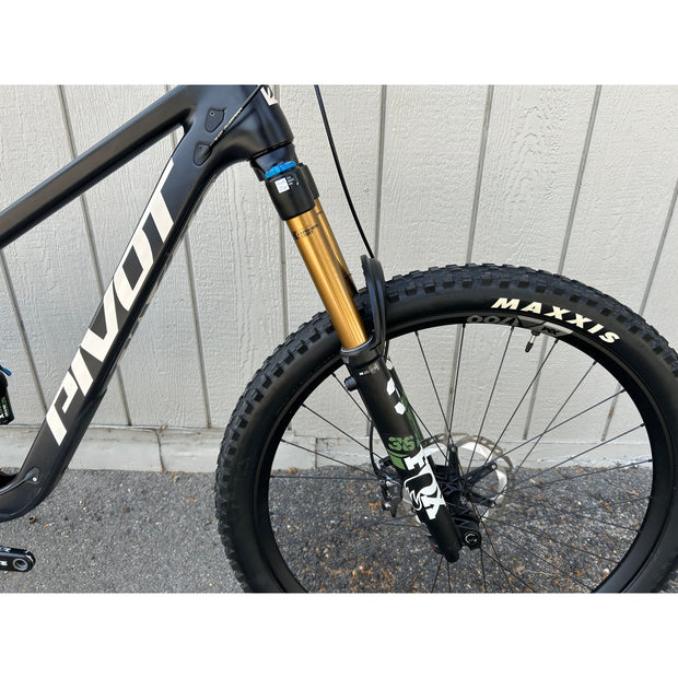 2024 Pivot Switchblade 29 PRO XT/XTR, Alloy Wheels - DEMO, Front Fork and Front Wheel Drive Side