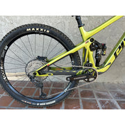 2022 Pivot Switchblade 29 RIDE SLX/XT DEMO bike, electric lime, drive train view.